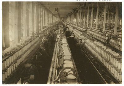 1912年、マサチューセッツ州フォールリバーのコーネルミルの紡績室で働く子供たち 作： Lewis Wickes Hine