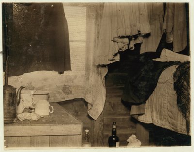 1910年ニュージャージー州ペンバートン近くのターキータウンにあるセオドアバッドボグのピッカーが使用する小屋のコーナー 作： Lewis Wickes Hine
