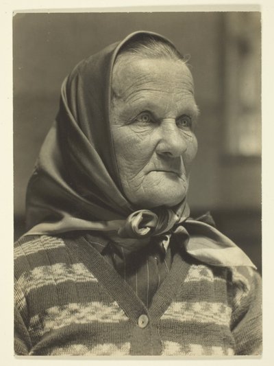 チェコの祖母、エリス島 作： Lewis Wickes Hine