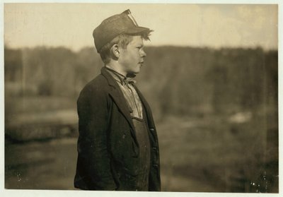 1910年にアラバマ州ベッシーマイン（スロスシェフィールドスティールアンドアイアンカンパニー）でトラムと石炭を動かす若いプッシャーであるデイブ 作： Lewis Wickes Hine