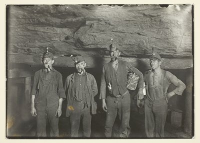 ウェストバージニア炭鉱の奥深く、故郷を目指す炭鉱労働者たち 作： Lewis Wickes Hine