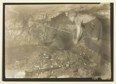 ドリリング・フォー・ショット昔ながらの石炭採掘方法 作： Lewis Wickes Hine