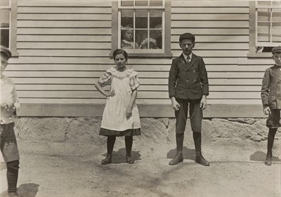 エドワード・セント・ジャーメインと妹のデリア、工場労働者、ロードアイランド州フェニックス、1909 年 4 月、3379 年。 作： Lewis Wickes Hine