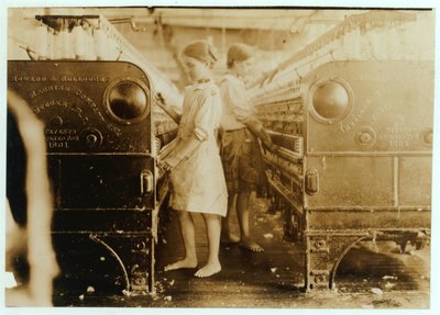 ミシシッピ州ヤズーシティヤーンミルズで働くエルシーとサディーは、13歳、1911年であると述べました 作： Lewis Wickes Hine
