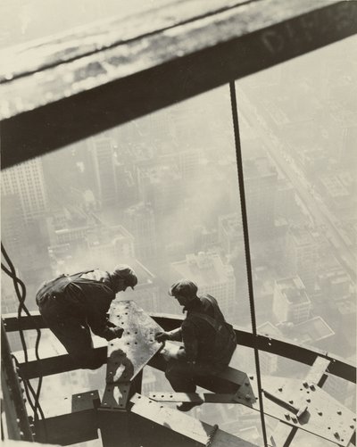 エンパイアステートビルディング、ニューヨーク、1931 作： Lewis Wickes Hine