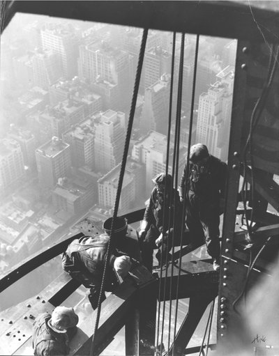 エンパイアステートビルディング、ニューヨークシティ、1930年頃 作： Lewis Wickes Hine