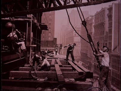 建設中のエンパイア・ステート・ビル、作業中のリフティング・ギャングの様子 作： Lewis Wickes Hine