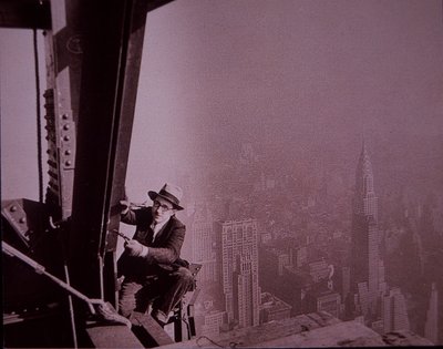 建設中のエンパイア・ステート・ビル、作業をチェックする検査官の様子 作： Lewis Wickes Hine