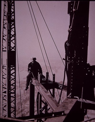 建設中のエンパイア・ステート・ビル、スパナを持ったボルタを示す 作： Lewis Wickes Hine