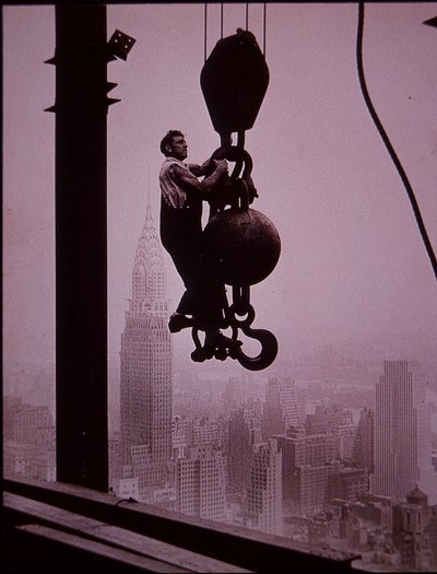 建設中のエンパイア・ステート・ビル、デリック・クルーの様子 作： Lewis Wickes Hine