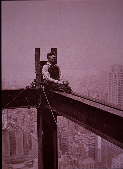建設中のエンパイア・ステート・ビル、休憩中の作業員の様子 作： Lewis Wickes Hine