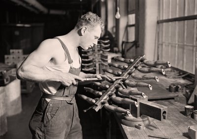 マサチューセッツ州パラゴンラバーカンパニーの工場労働者。 1936 作： Lewis Wickes Hine