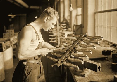 マサチューセッツ州パラゴンラバーカンパニーの工場労働者。 1936 作： Lewis Wickes Hine