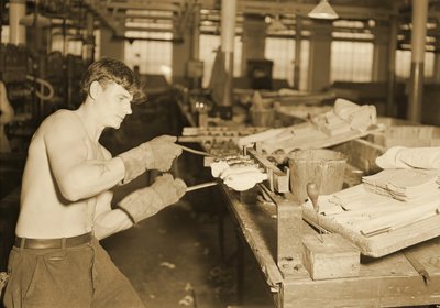 マサチューセッツ州パラゴンラバーカンパニーの工場労働者。 1936 作： Lewis Wickes Hine