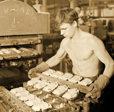 マサチューセッツ州パラゴンラバーカンパニーの工場労働者。 1936 作： Lewis Wickes Hine