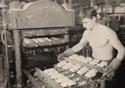 マサチューセッツ州パラゴンラバーカンパニーの工場労働者。 1936 作： Lewis Wickes Hine