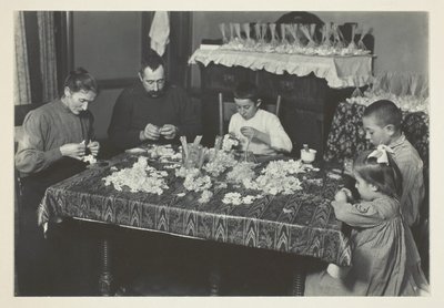 花を作る家族 作： Lewis Wickes Hine