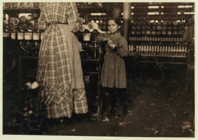 ファニー、高さ48インチ、7歳、1910人の子供のうちの1人 作： Lewis Wickes Hine