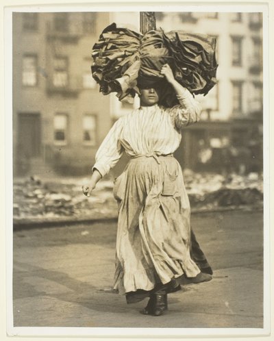 アメリカでの初仕事、イタリア移民が長屋に衣服を運ぶ 作： Lewis Wickes Hine