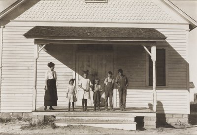 1915年にコロラド州フォートミシガンにある第6学校、第6学校に在籍する5人の生徒 作： Lewis Wickes Hine