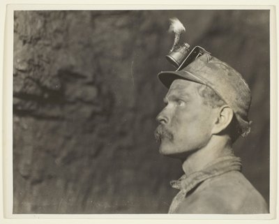 "煌めきを追え"、ウェールズ人炭鉱夫。日暮れから1マイルの炭鉱 作： Lewis Wickes Hine
