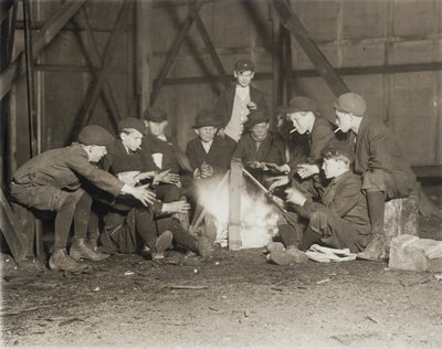1910年10時のニュースボーイの一団 作： Lewis Wickes Hine