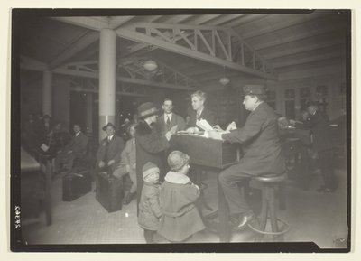 ドイツ人家族、エリス島での通訳兼記録係 作： Lewis Wickes Hine