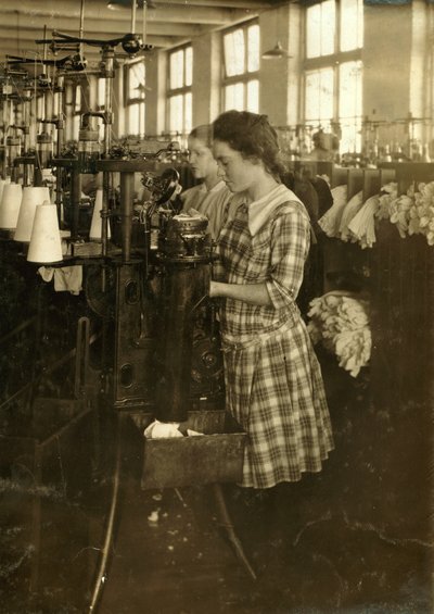 マサチューセッツ州ボストンのイプスウィッチ工場でストッキングを作る少女たち 作： Lewis Wickes Hine