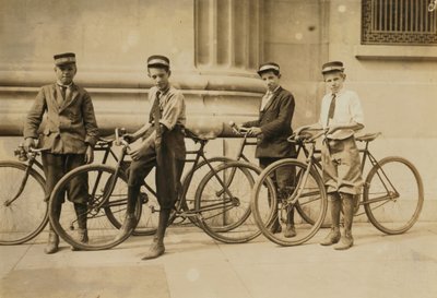 1911年、バージニア州ノーフォークのウエスタンユニオンメッセンジャーのグループ 作： Lewis Wickes Hine