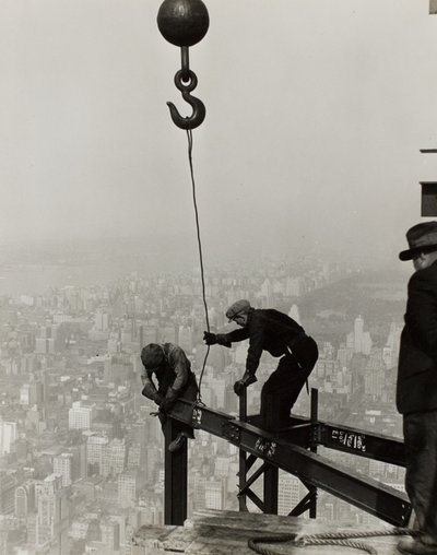 ニューヨーク、エンパイア・ステート・ビルディングの上空。 作： Lewis Wickes Hine