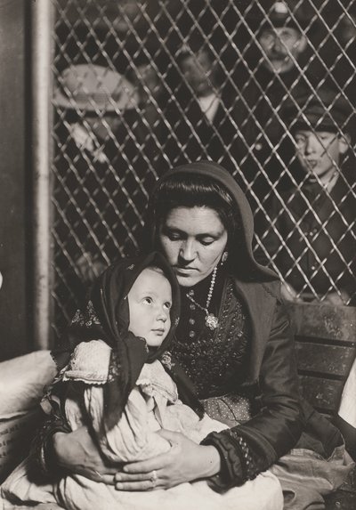 移民母子 作： Lewis Wickes Hine