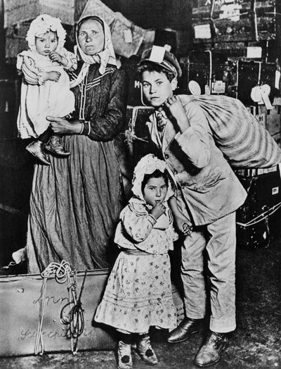 20世紀初頭、エリス島に到着した移民たち（モノクロ写真 作： Lewis Wickes Hine