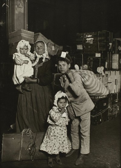 紛失した荷物を探すイタリア人家族、エリス島 作： Lewis Wickes Hine