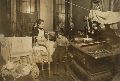1913年、ファミリーショップの背後にあるニューヨークの自宅にある、ジミーチンクアナナの「低学年」カテゴリ 作： Lewis Wickes Hine