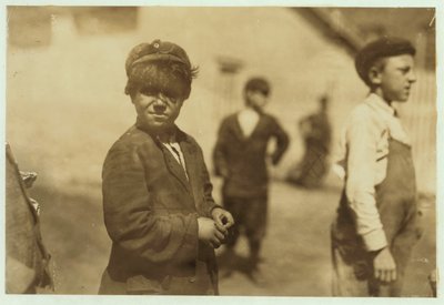 ジョー（ホセ）メロ、8歳または9歳、1911年、マサチューセッツ州ニューベッドフォードでミルスイーパーとして働いています。 作： Lewis Wickes Hine