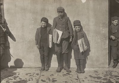 ジョン・ペント（14歳）、ダニエルとアンジェロ・ペント（7歳）が新聞を売っている...、3348。 作： Lewis Wickes Hine