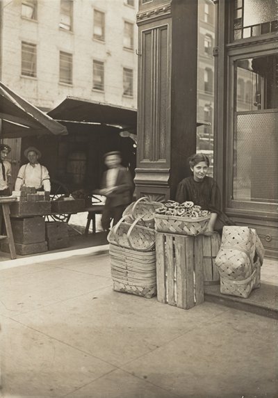Lena Lochiavo - 11歳、バスケットとプレッツェルの販売、Sixth Street Marketのサルーン前にて。 作： Lewis Wickes Hine
