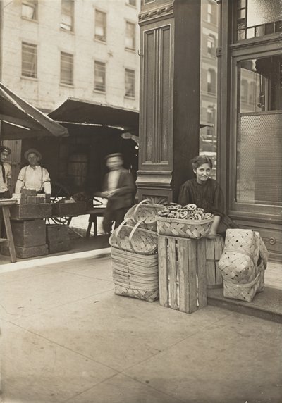 1908年8月、オハイオ州シンシナティのサルーン入口の前にあるシックスストリートマーケットで11歳のバスケットとプレッツェルの売り手、レナロキアーボ（ゼラチンシルバープリント） 作： Lewis Wickes Hine