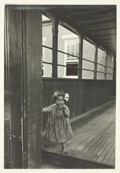 ギャラリーの入り口に立つ少女 作： Lewis Wickes Hine