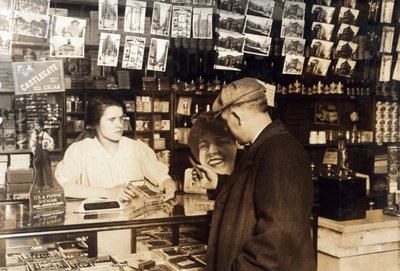 メアリークリード、14歳、葉巻の販売、1930年頃 作： Lewis Wickes Hine