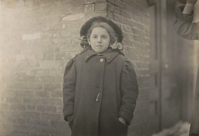 メリー・ホーンは、重い書類を運ぶことで悪化した猫背の状態だった...、1909年3月。 作： Lewis Wickes Hine