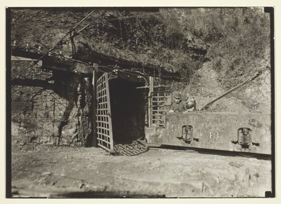 石炭列車用モーター（ウェストバージニア州 作： Lewis Wickes Hine