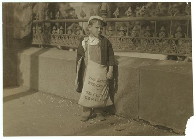 1915年、カリフォルニア州サクラメントの州議会議事堂の入り口で土曜日のイブニングポストを売っている5歳または6歳のキャスケットフレディケーファー 作： Lewis Wickes Hine