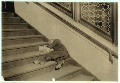 ニュージャージー州ジャージーシティで1912年に新聞で眠っている新聞配達人 作： Lewis Wickes Hine