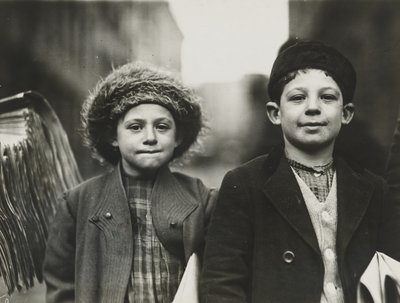 Newsies、ニューアーク、ニュージャージー、1909年12月（ゼラチンシルバープリント） 作： Lewis Wickes Hine