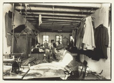オールド・タイム・ガーメント・ショップ（ニューヨーク 作： Lewis Wickes Hine