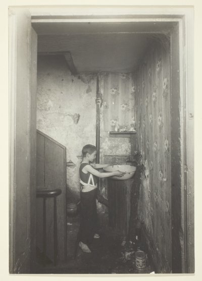 1フロアに1つの蛇口。ニューヨークの古い長屋 作： Lewis Wickes Hine