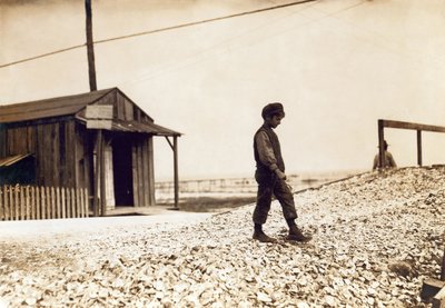 若いオイスターシャッカーの1人、パスクリスチャン、ミシシッピ州、1911年2月（セピア写真） 作： Lewis Wickes Hine
