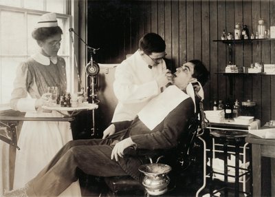 歯科治療を受ける患者 作： Lewis Wickes Hine