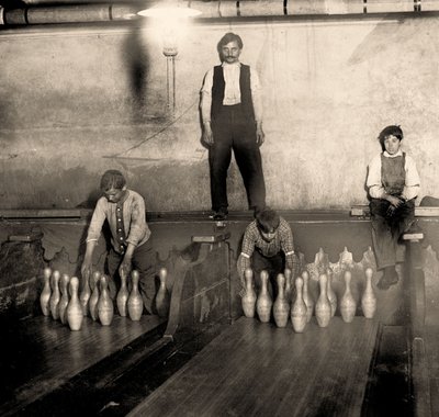地下鉄ボウリング場のピンボーイ、65サウスストリート、ブルックリン。ニューヨーク。 1910 作： Lewis Wickes Hine